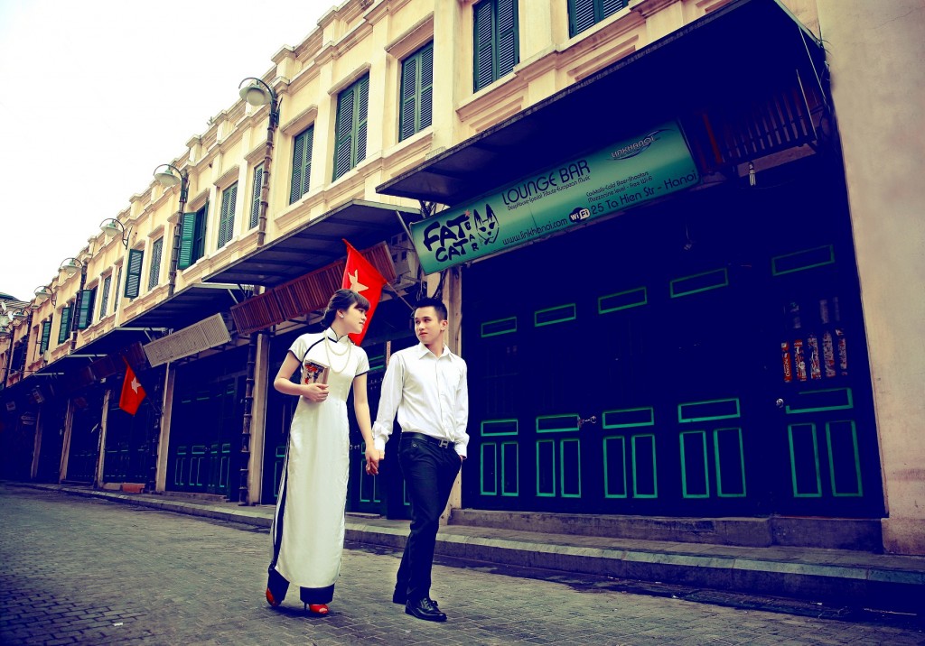 Chụp ảnh cưới Hà Nội: Hà Nội là một thành phố có nhiều danh lam thắng cảnh lịch sử và văn hóa. Chụp ảnh cưới tại Hà Nội sẽ mang đến cho bạn và người thương của mình những bức hình đẹp như tranh vẽ. Bạn sẽ được tận hưởng không khí lãng mạn và độc đáo của thành phố trong ngày trọng đại của mình.