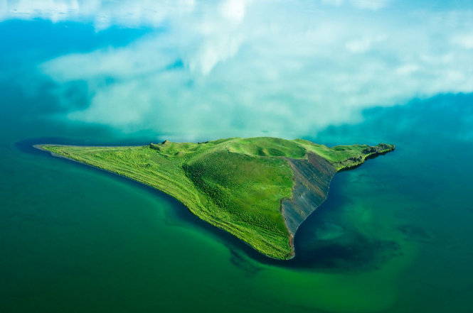 Một hòn đảo ở Lake Mývatn, bắc Iceland - Ảnh: TopdeBotton 