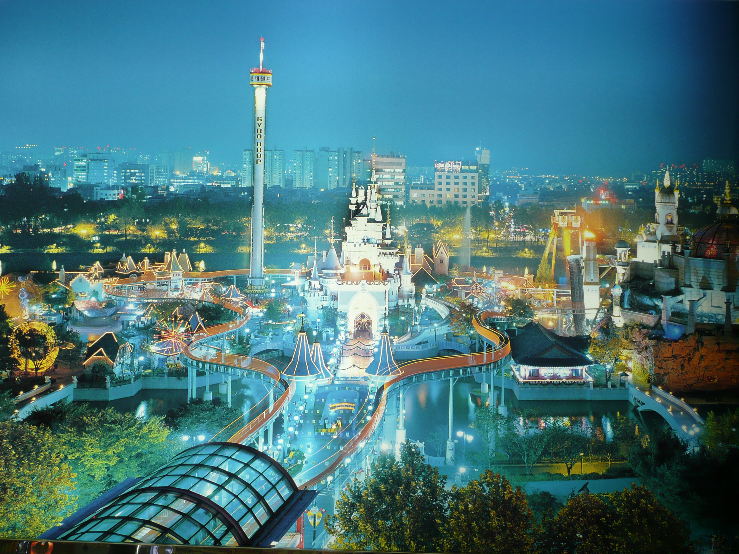 World park. Парк Lotte World в Сеуле. Парк развлечений Lotte World в Сеуле Южная Корея. Парк аттракционов Сеул Lotte. Lotte World Сеул аттракционы.