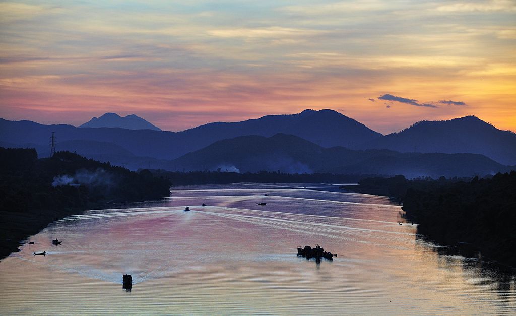 Núi Ngự Bình: Hãy chiêm ngưỡng hình ảnh vững chãi và kiên cường của núi Ngự Bình, biểu tượng vắng lặng giữa thị trấn Quảng Yên.